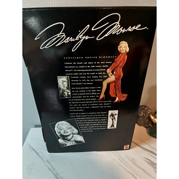 Barbie as Marilyn Monroe Gentlemen Prefer Blondes (Hollywood Legends Collection) - Picture 8 of 9